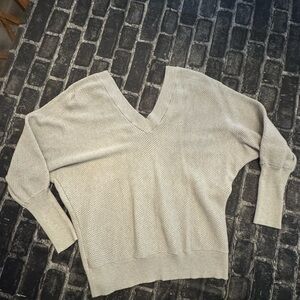 Express Women's Light Gray V-Neck Sweater